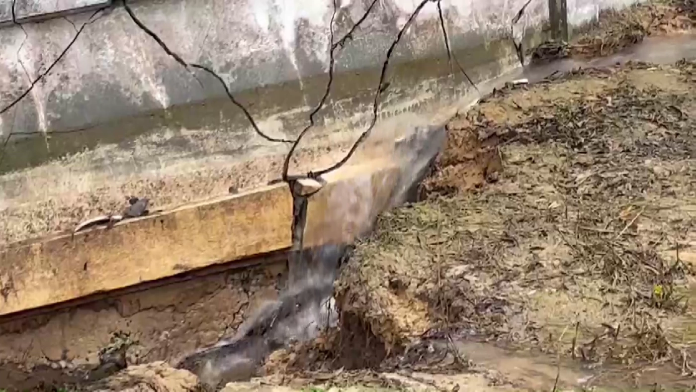 ระทึก กำแพง "วัดตาลเจ็ดช่อ" ริมเจ้าพระยาถล่ม ทำน้ำทะลัก เสาไฟแรงสูงล้ม