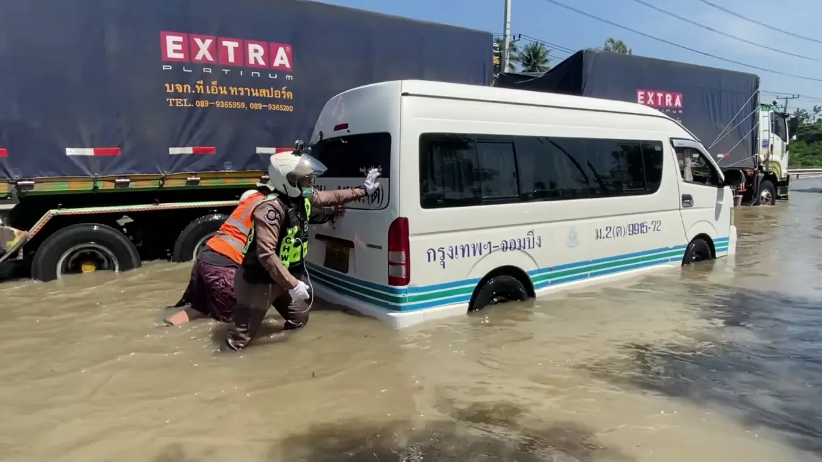 "ท่าจีน" ทะลักอีกรอบ! "ถ.บรมราชชนนี" ท่วมสูงกว่าทุกวัน ทำรถดับนับสิบ
