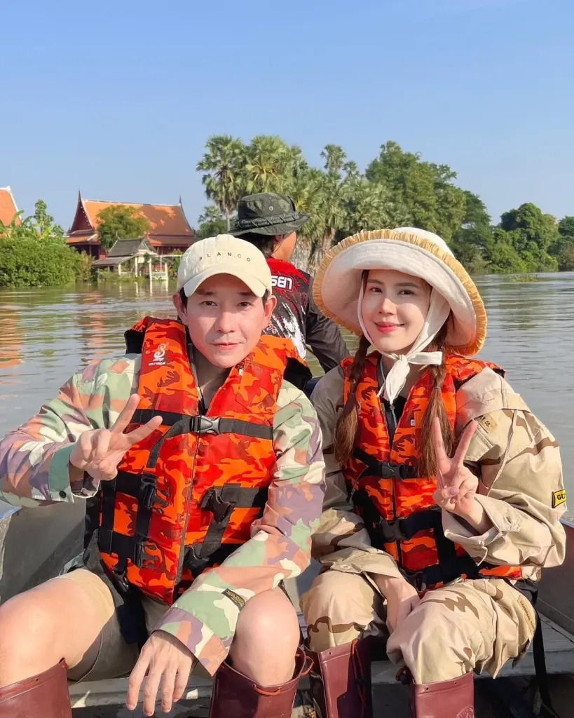 เรือกับข้าวมาแล้ว  “บอย-เจี๊ยบ” ลงพื้นที่ลุยน้ำท่วมช่วยชาวบ้านที่อยุธยา