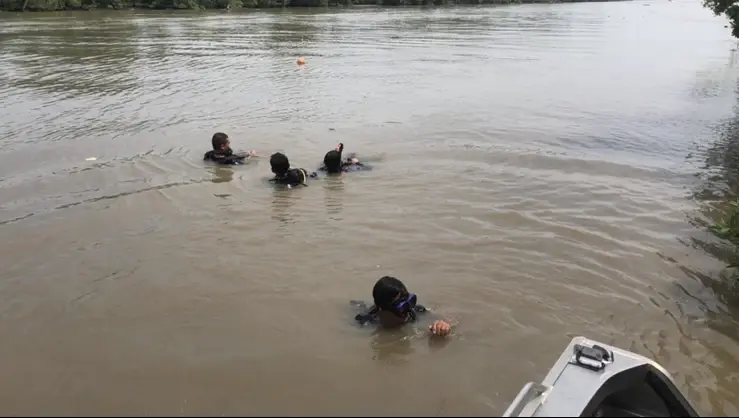 เรือประมงพื้นบ้าน เจอคลื่นซัดคว่ำกลางคลองยี่สาร ลูกเรือมุดน้ำรอด 6 หาย 1