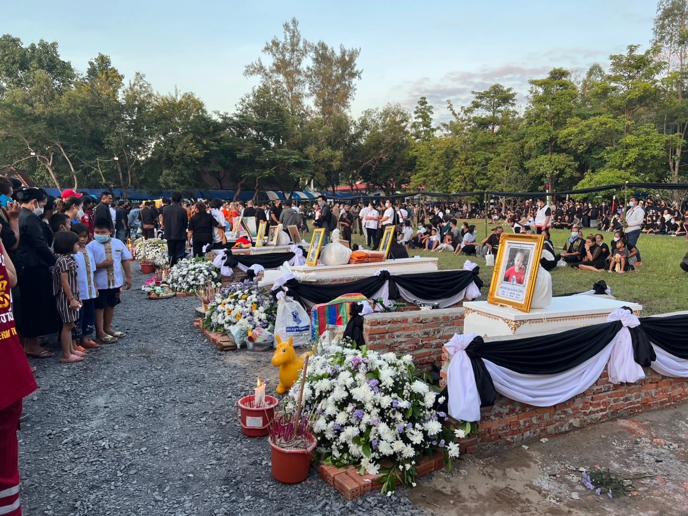 นายกฯนำ ครม. ร่วมพิธีพระราชทานเพลิงศพผู้เสียชีวิต "โศกนาฏกรรมหนองบัวลำภู"