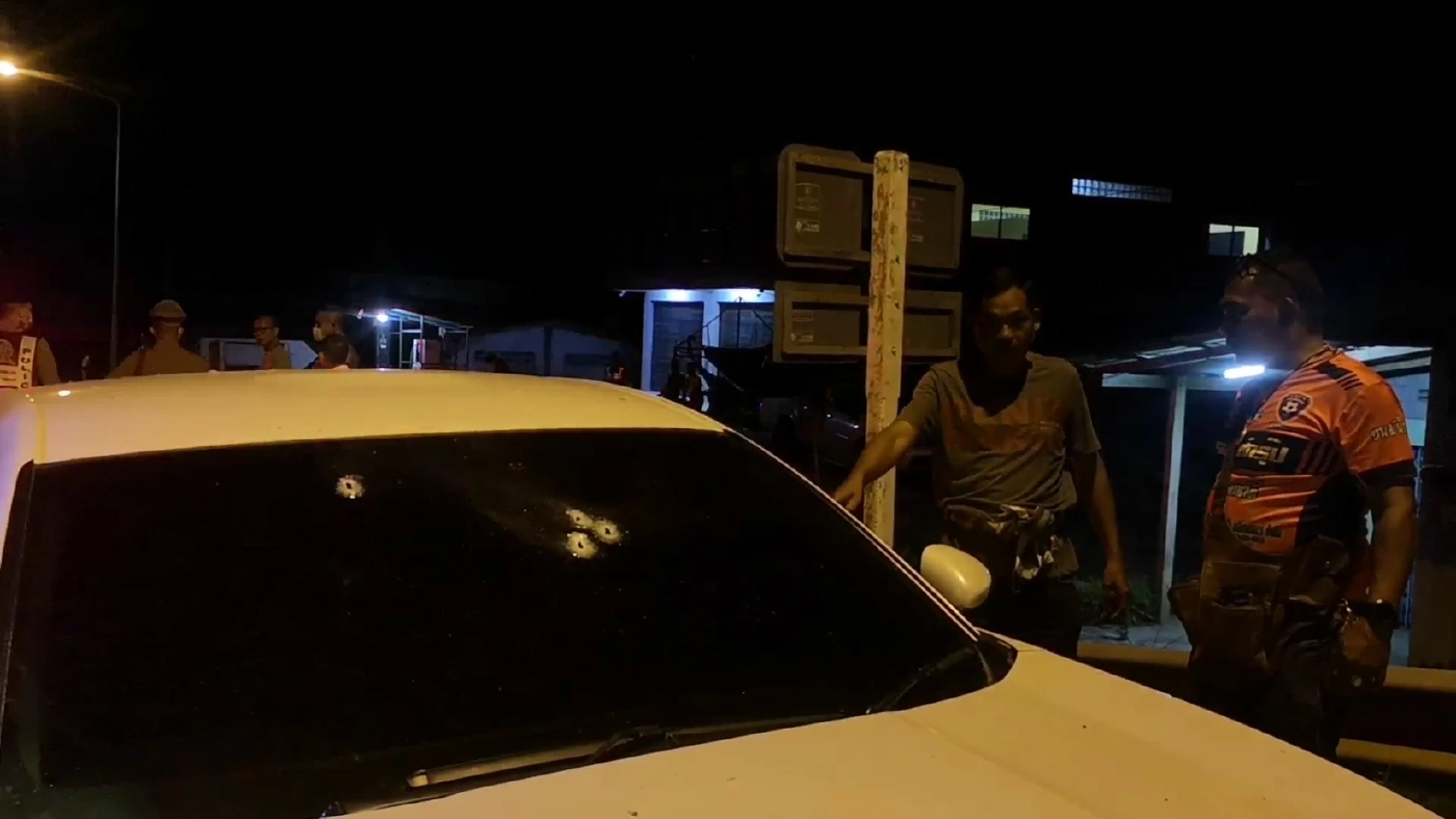 รอดปาฏิหาริย์! คนร้ายใช้อาวุธสงครามถล่มรถพรุนทั้งคัน 2 หนุ่มบาดเจ็บ