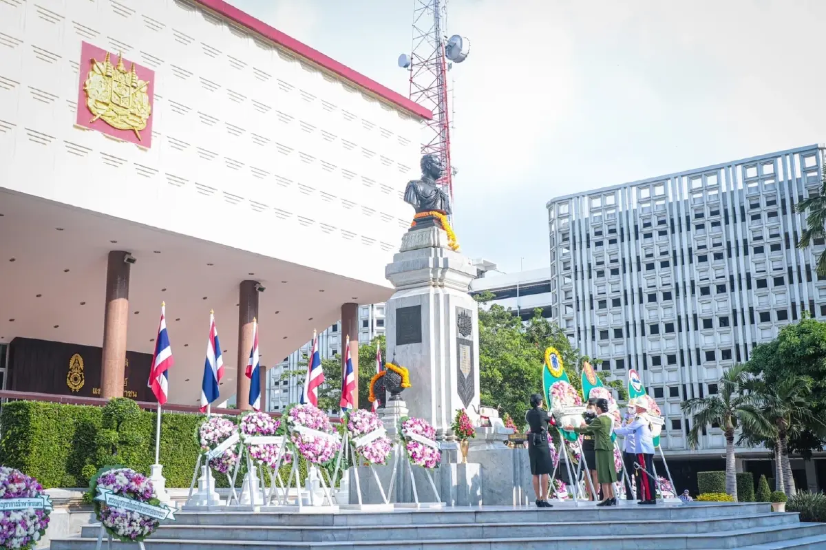 เหล่าทัพวางพวงมาลา รำลึก 112 ปี วันสวรรคต "รัชกาลที่5"