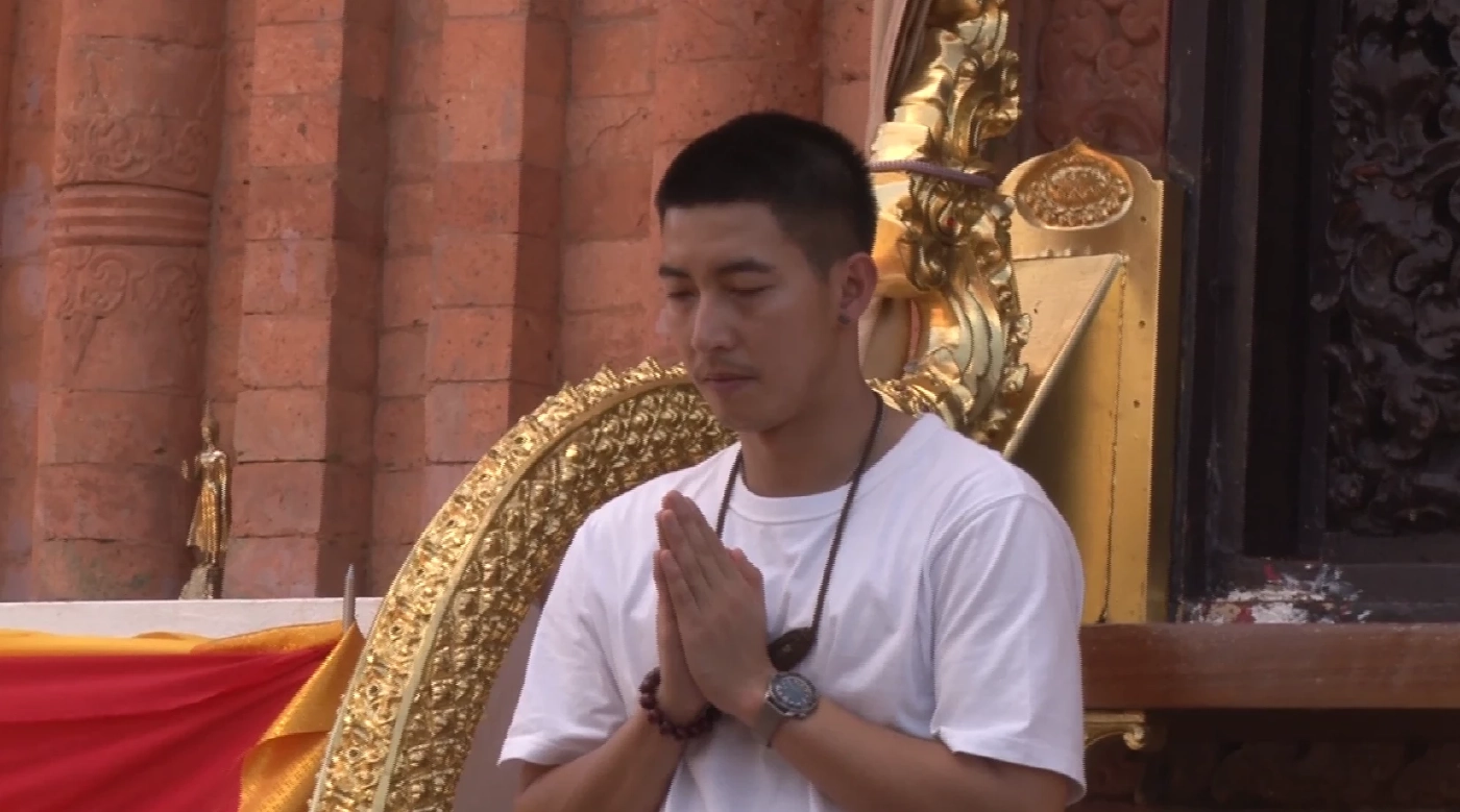 "โตโน่" ควงแฟนสาว นำเครื่องบวงสรวง ไหว้ขอพรองค์พระธาตุพนม (มีคลิป)