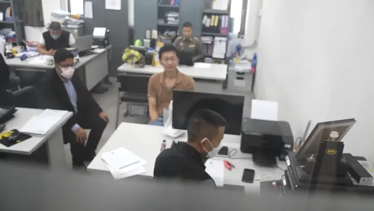 เสี่ย ป. ยังยิ้มได้ ถูกคุมตัวไปศาลฝากขัง ยันไม่วิตกเพราะไม่ได้มีเจตนาร้าย