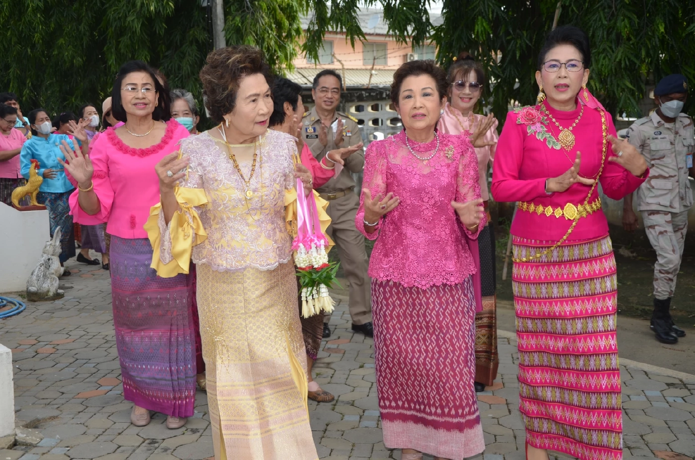 เเม่ชัยวุฒิ นำทีมรำเเก้บนศาลหลักเมืองสิงห์บุรี หลัง บิ๊กตู่ รอด 8 ปี (มีคลิป)