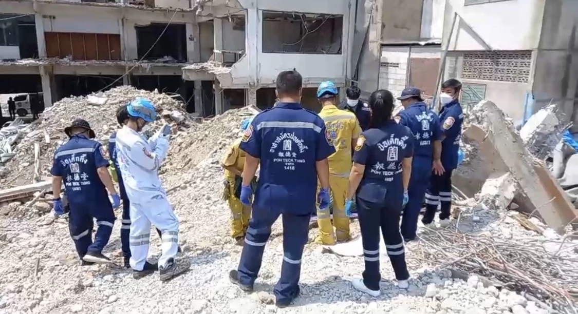 เพิ่งทำงานวันแรก! แผ่นผนังคอนกรีตล้มทับคนงาน ดับสลด