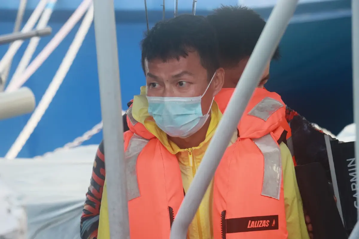 นทท.จีน เช่าเรือออกไปตกปลากลางทะเลภูเก็ต เรือขาดการติดต่อ กองทัพเรือพาเข้าฝั่งปลอดภัย