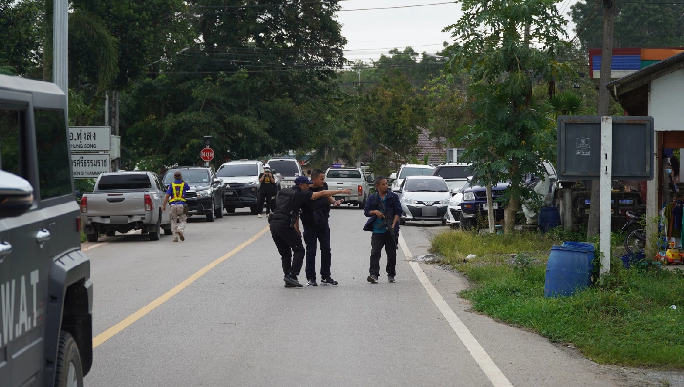 หนุ่มหลอนยาจับเพื่อน-ลูกสาวเป็นตัวประกัน ชิงรถตร.ขับหนี จนท.ยิงสกัดจนมุม