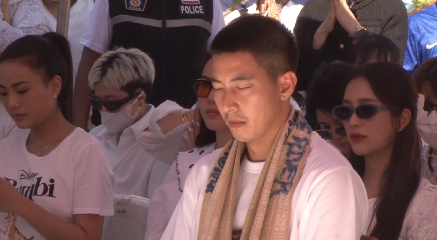 "โตโน่" ควงแฟนสาว นำเครื่องบวงสรวง ไหว้ขอพรองค์พระธาตุพนม (มีคลิป)