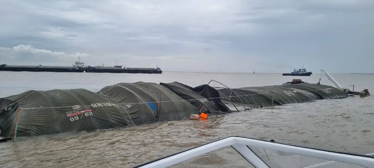 ระทึก!! เรือเดินสมุทร พุ่งชนเรือขนแผ่นเหล็กม้วน จมทะเล (มีคลิป)