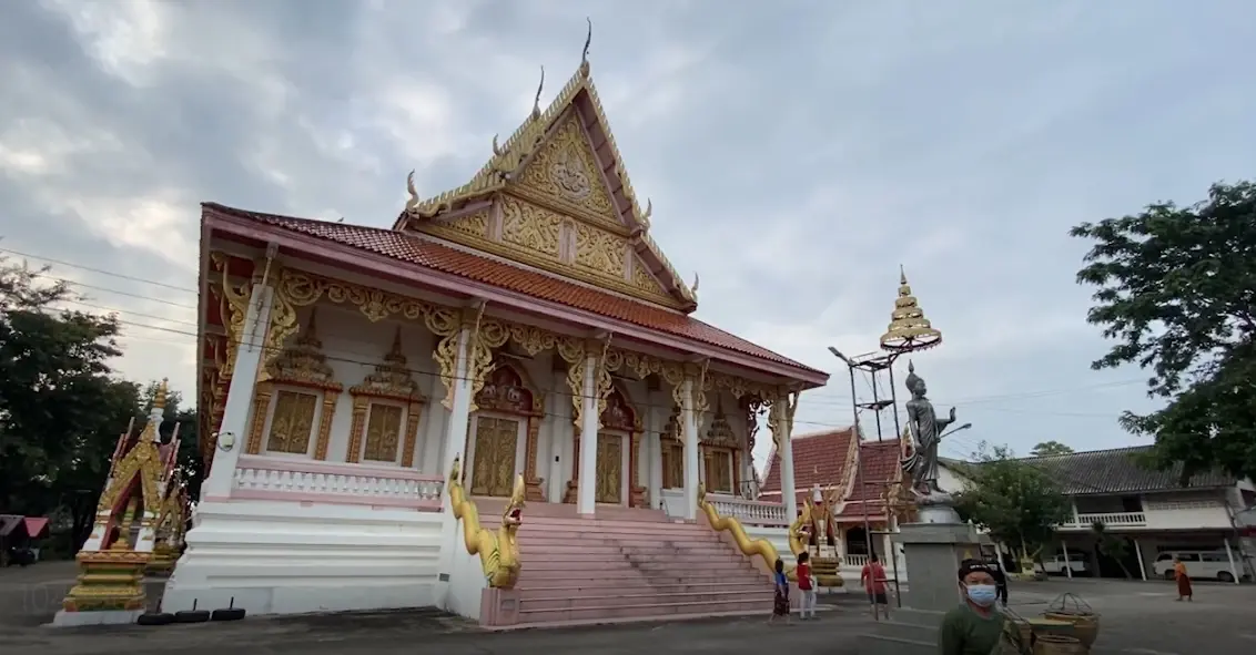 แวะห้องน้ำวัด  “หนุ่มขับเก๋ง” พุ่งขึ้นโบสถ์ติดคาบันได พระช่วยวุ่น (ชมคลิป)