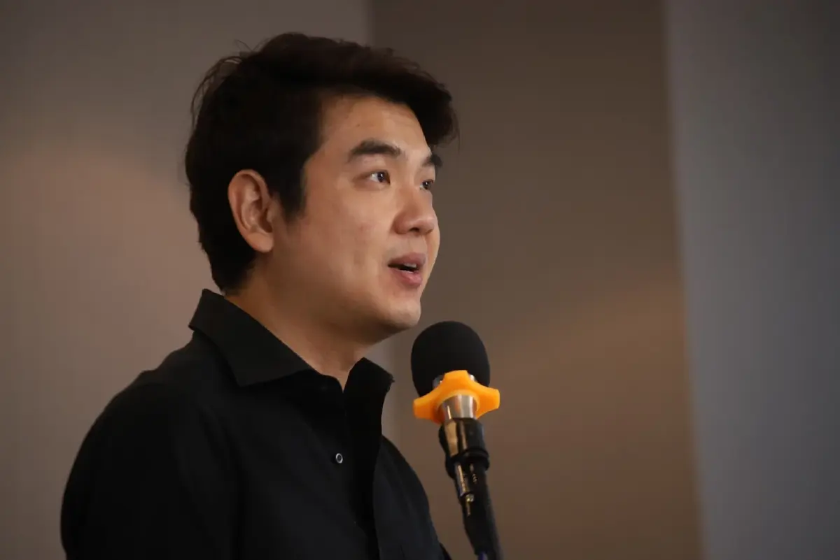 "นายปิยบุตร แสงกกนกกุล" อดีตเลขาธิการพรรคอนาคตใหม่ที่ถูกยุบพรรคและถูกตัดสิทธิการเมือง