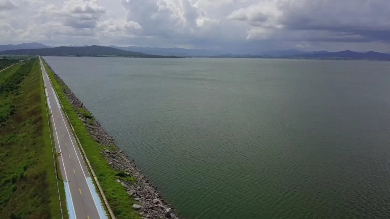 "เขื่อนกระเสียว" น้ำล้นสปิลเวย์ 130 ลบ.ม./วินาที แจ้ง 4 อำเภอสุพรรณ ขนของหนีน้ำ