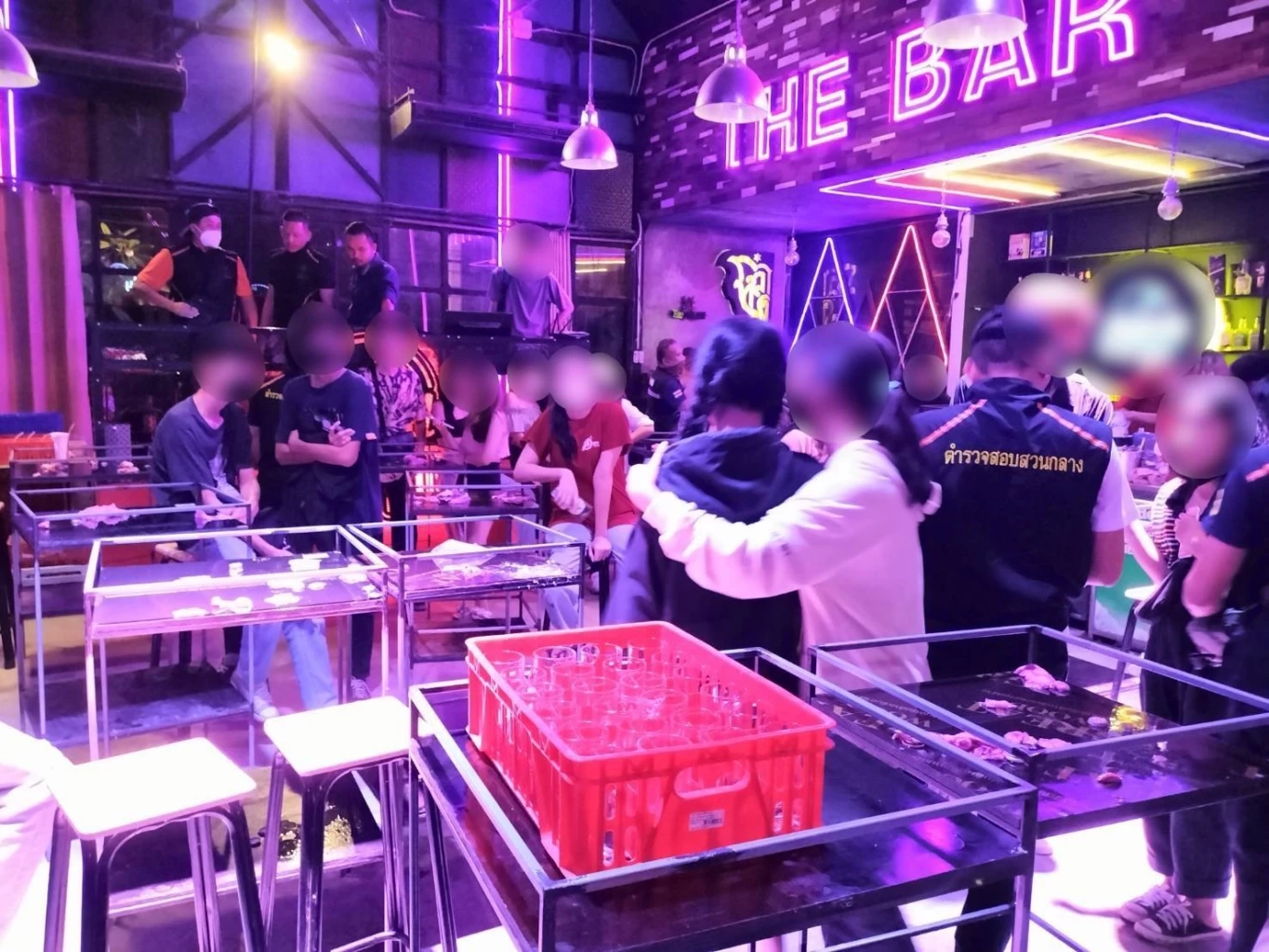 ปคม. บุกจับสถานบันเทิงกลางเมืองมหาสารคาม ปล่อยเด็กต่ำกว่า 18 เข้าใช้บริการ