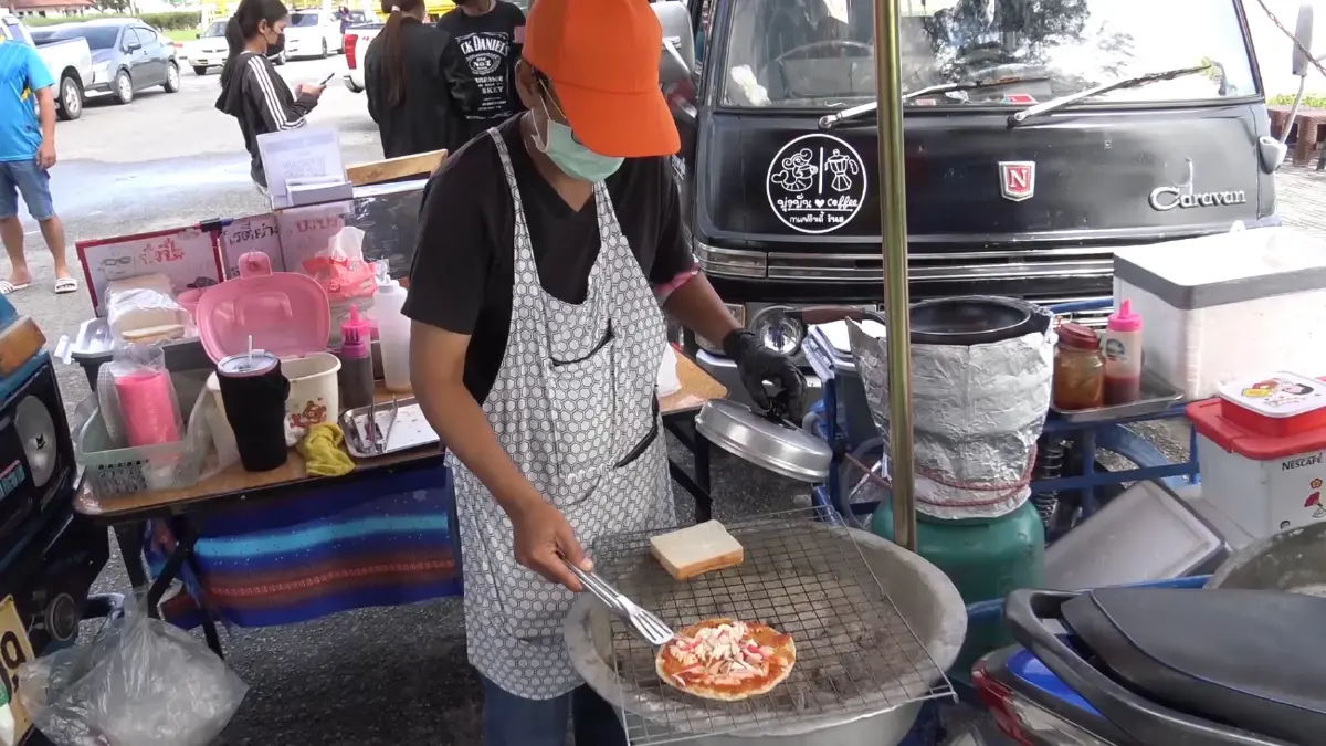 แม่ค้าไอเดียดีคิดเมนูใหม่ถูกใจลูกค้า “โรตีย่างหน้าพิซซ่า”