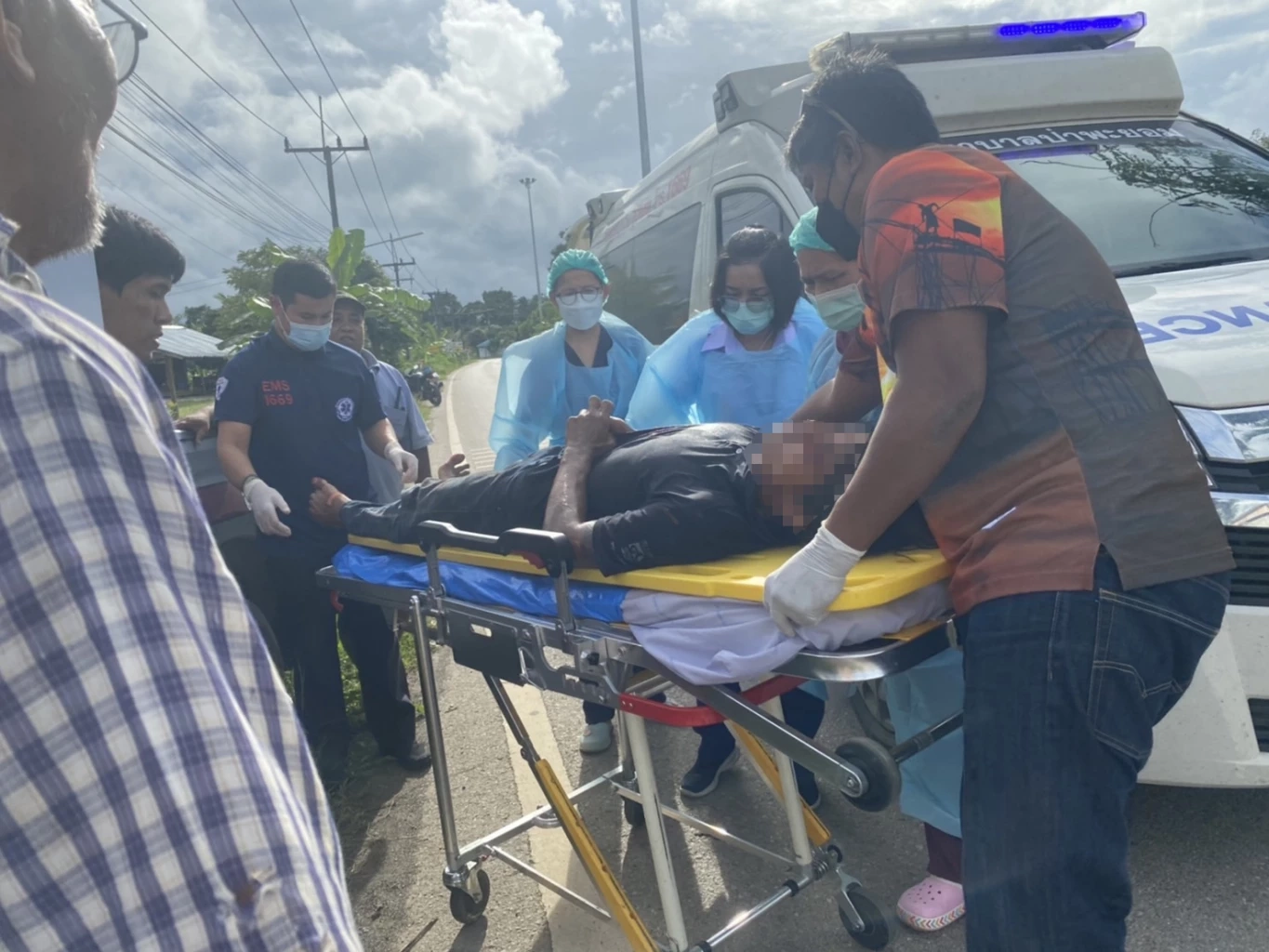 หนุ่มหลอนยาจับเพื่อน-ลูกสาวเป็นตัวประกัน ชิงรถตร.ขับหนี จนท.ยิงสกัดจนมุม