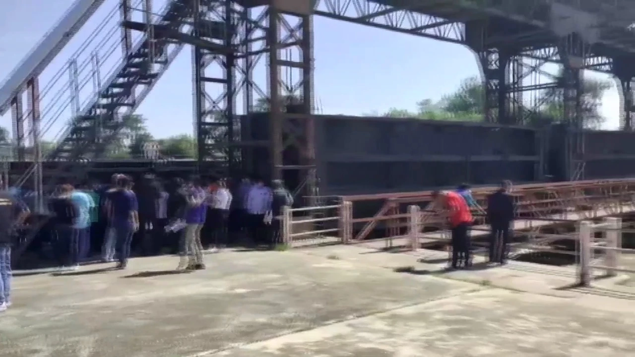 "เขื่อนกระเสียว" น้ำล้นสปิลเวย์ 130 ลบ.ม./วินาที แจ้ง 4 อำเภอสุพรรณ ขนของหนีน้ำ