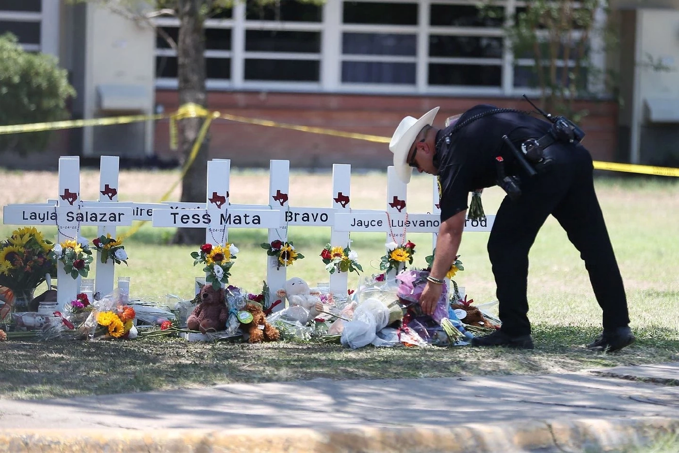 หนุ่มวัย 18 ปี กราดยิง รร. ประถม ในรัฐเท็กซัส จนเป็นเหตุทำให้มีผู้เสียชีวิตอย่างน้อย 21 คน / 25 พ.ค.65   