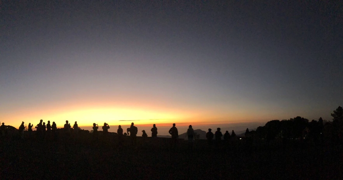 นักท่องเที่ยวแห่รับลมหนาว พร้อมชมทะเลหมอก รับแสงแรกแห่งอรุณยามเช้า ดอยอินทนนท์