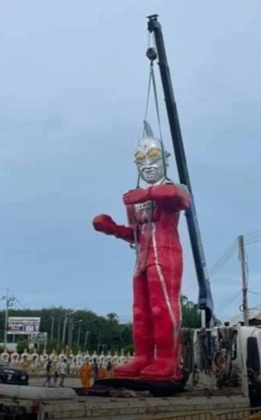 ฮือฮา “อุลตร้าแมน”  สูง 5 เมตร “ไฮโซปอ” สร้างแก้บนไอ้ไข่วัดเจดีย์ ล้มหัวหลุด