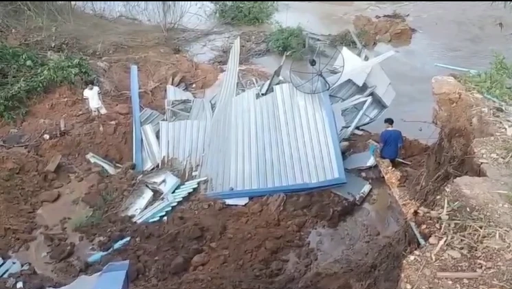 ระทึก ดินสไลด์บ้านทั้งหลังถล่มหายไปแควพระปรง โชคดีไม่มีคนอยู่ในบ้าน