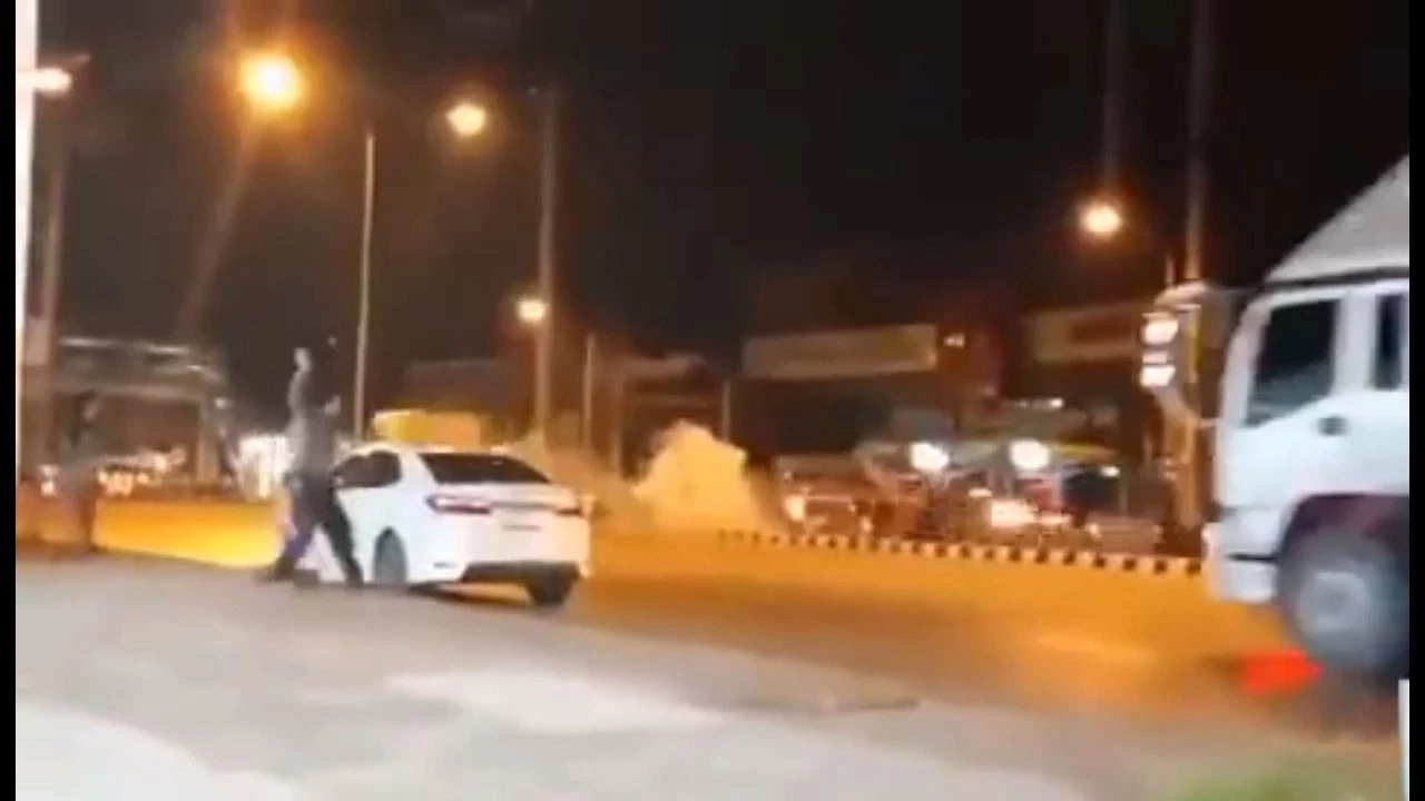 วัยรุ่นุเปิดศึกปาระเบิด