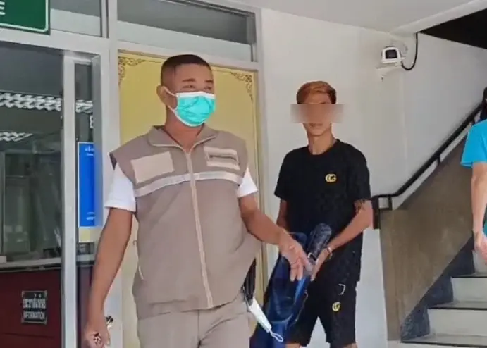 คุมตัว “ไอซ์” ผู้ต้องหามอมยาขืนใจ ฝากขัง เจ้าตัวเครียด น้ำตาซึม