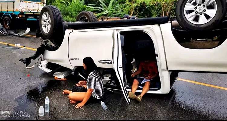 กระบะซิ่งฝ่าสายฝนเสียหลักชนแท็กซี่พลิกคว่ำล้อชี้ฟ้าเจ็บเพียบ (มีคลิป)