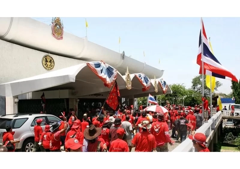 ศาลสั่งจำคุก “พ.ต.ต.เสงี่ยม” 1 ปี ปรับ 12,000 บาท นำม็อบ นปช.ปิดสภา