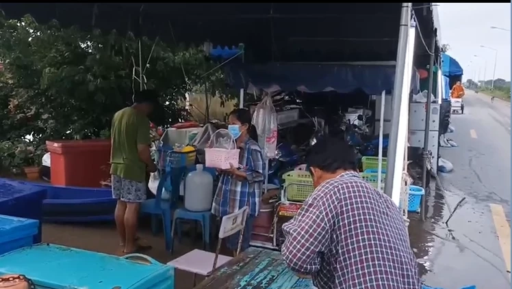 เอาไม่อยู่ น้ำคลองโผงเผงพังผนังกั้นน้ำ เข้าท่วมถนนพร้อมบ้านเรือนประชาชน