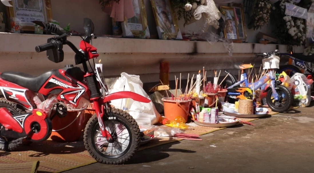 อาลัยแน่นวัด “มวลชนทั่วสารทิศ” แห่ร่วมพิธีพระราชทานเพลิงศพเหยื่อกราดยิง