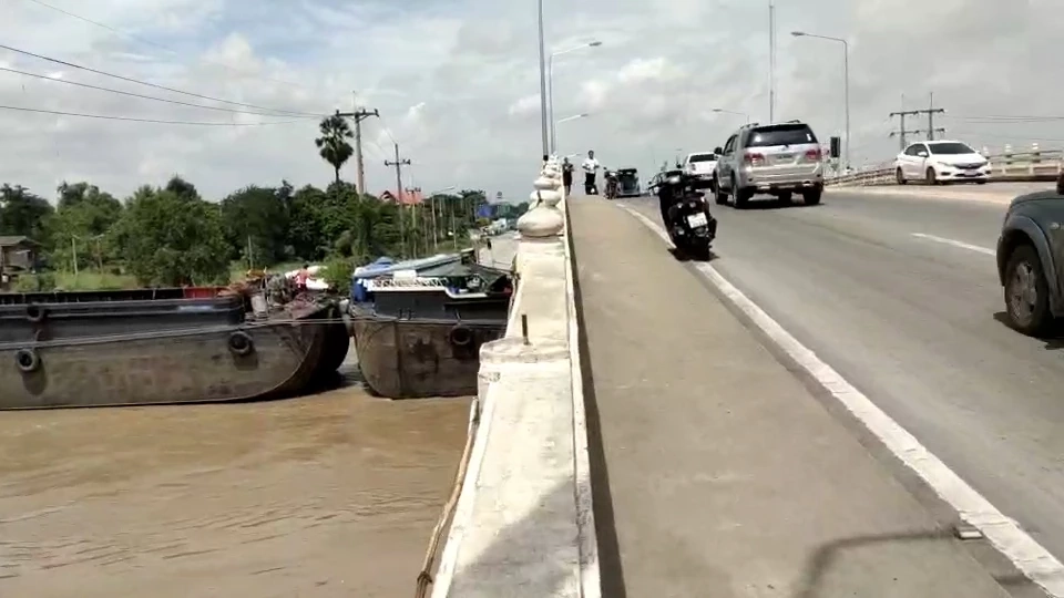ระทึก!!! เรือโป๊ะบรรทุกสินค้าชนใต้สะพานกลางแม่น้ำเจ้าพระยาเมืองกรุงเก่า