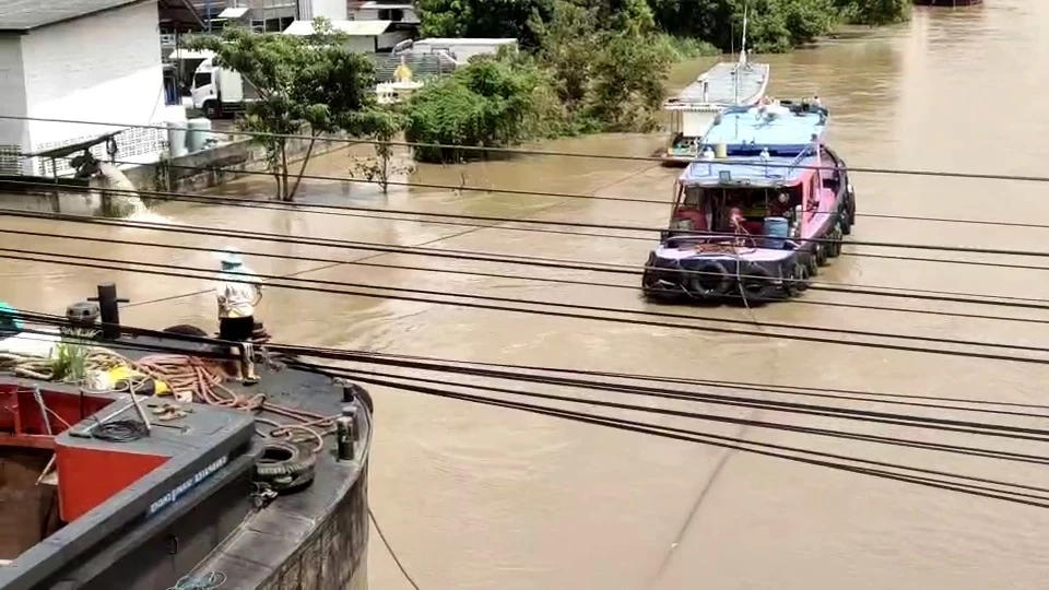 ระทึก!!! เรือโป๊ะบรรทุกสินค้าชนใต้สะพานกลางแม่น้ำเจ้าพระยาเมืองกรุงเก่า