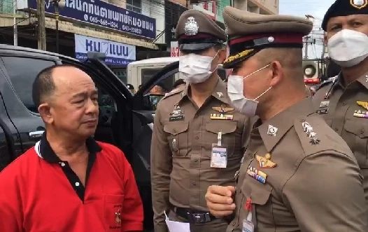 นายวรพจน์ สวัสดิ์ถาวร แกนนำกลุ่มคนเสื้อแดงขอนแก่น ไม่ต้อนรับนายกฯ พร้อมชูป้ายขับไล่