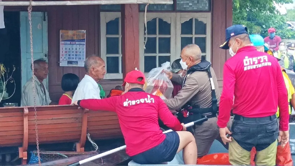 "แม่บ้านตำรวจ" ลุยมอบกำลังใจ-บรรเทาทุกข์น้ำท่วมอ่างทอง