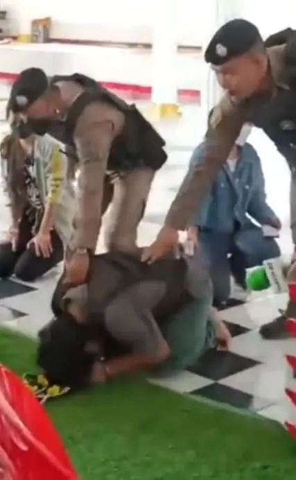 คุมตัวทำแผน "ลูกชาย" ทำปืนลั่นใส่แม่ ตร.พาไปกราบขอขมาศพ