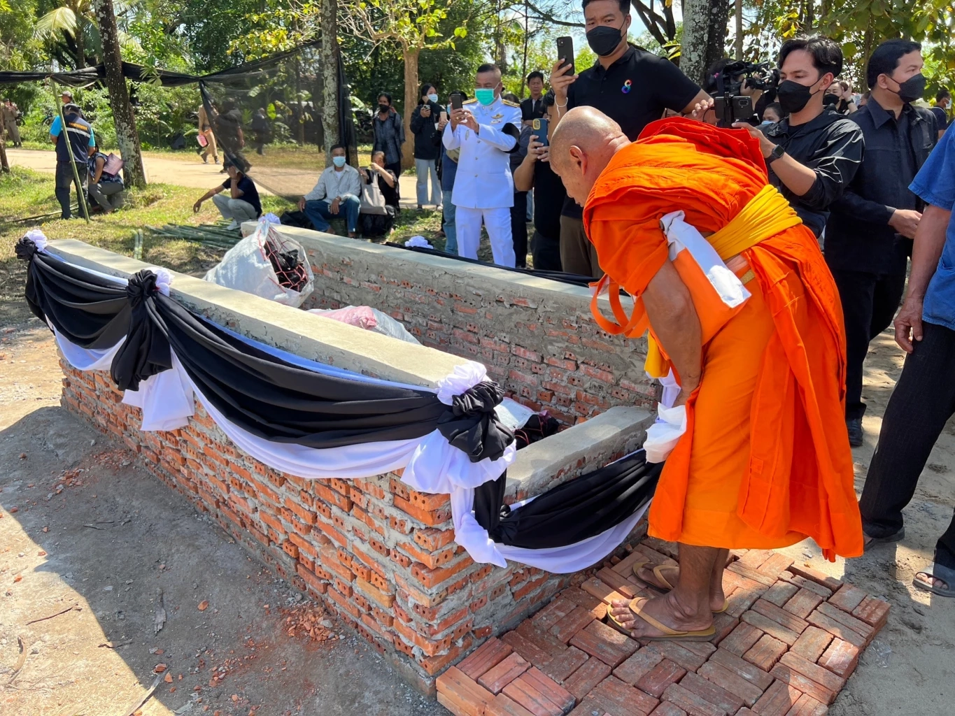 เปิดพิธีกรรมแก้เคล็ด “เผาศพวันอังคาร” เผยให้ครูนำหน้าเด็กขึ้นสวรรค์