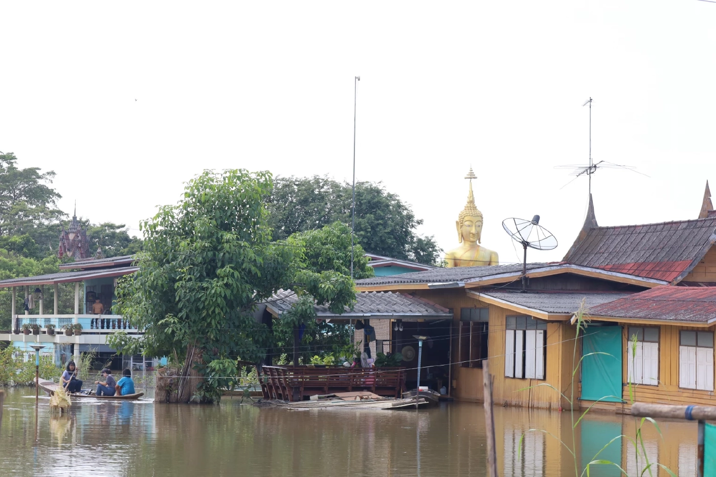 ชาวอยุธยาสุดทน ฉะการบริหารน้ำกรมชลประทาน ปล่อยน้ำท่วมนาน 3 เดือน