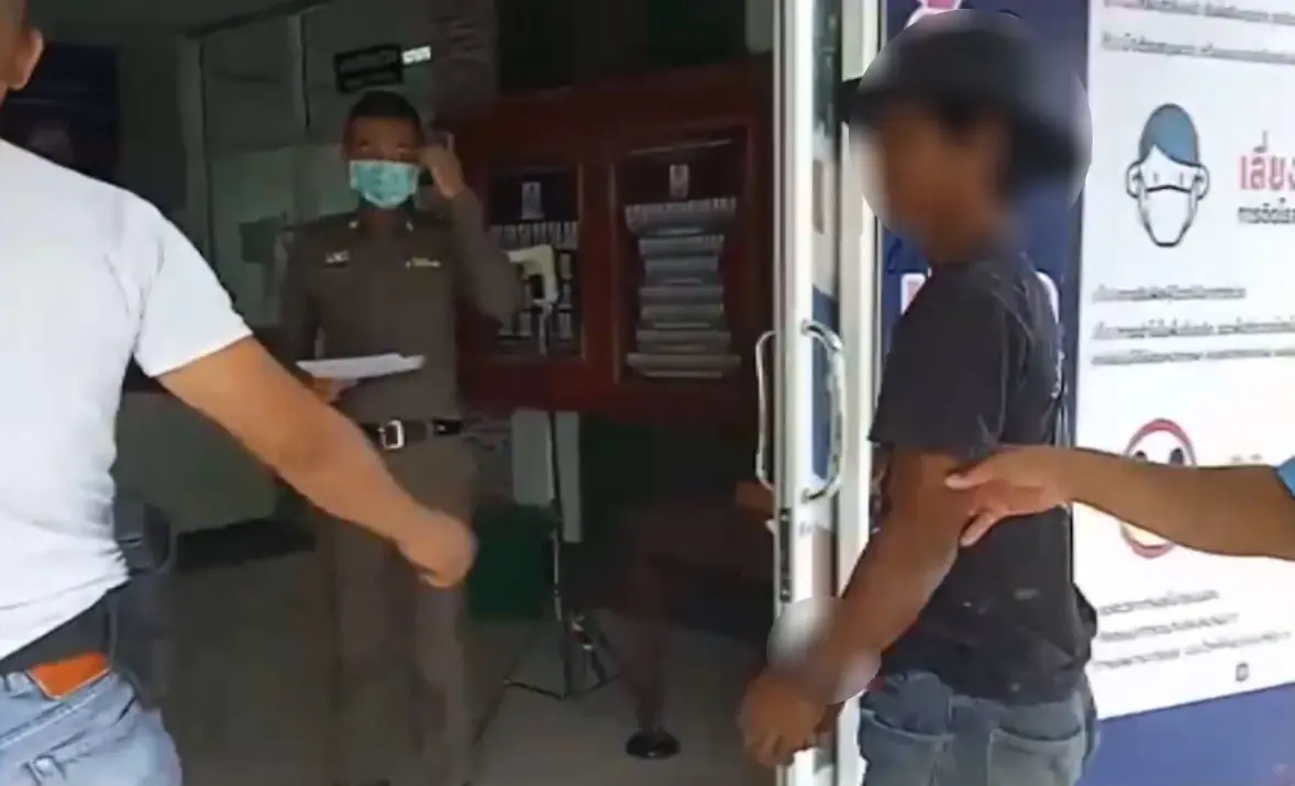 รวบแล้ว 1 วัยรุ่นโชว์กร่าง ใช้ปืนจ่อหัว-มีดฟันคู่อริ ปฏิเสธไม่ได้ทำ