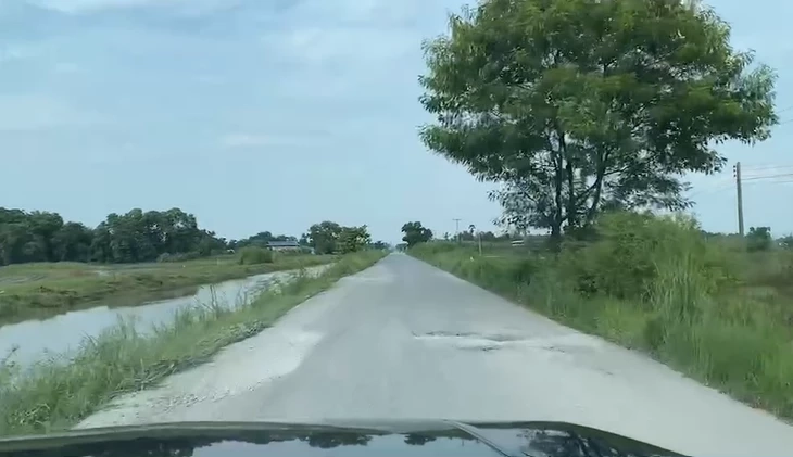 แชร์สนั่น คลิปกระบะซิ่งแซง สุดท้ายเสียหลักพุ่งตกคลอง รถพังยับ (มีคลิป)