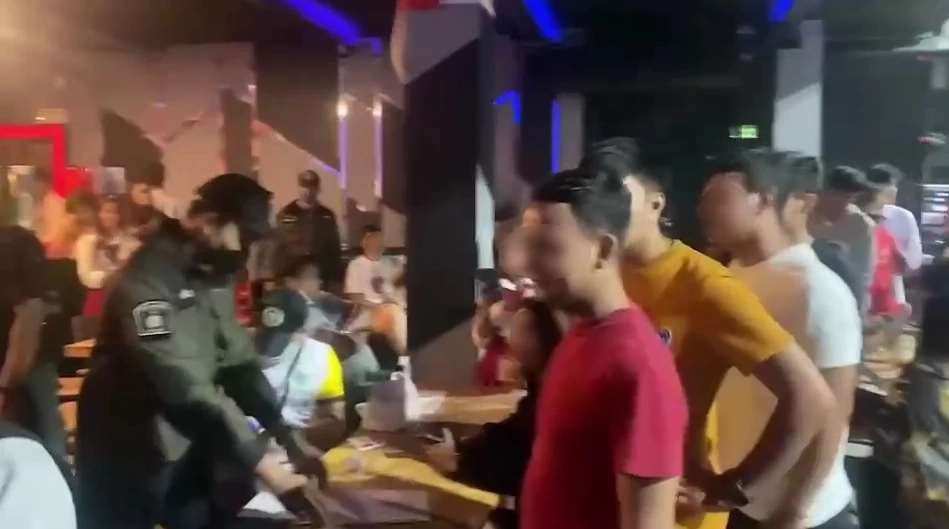 นักท่องเที่ยวโห่ไล่ ผู้การฯสุราษฎร์