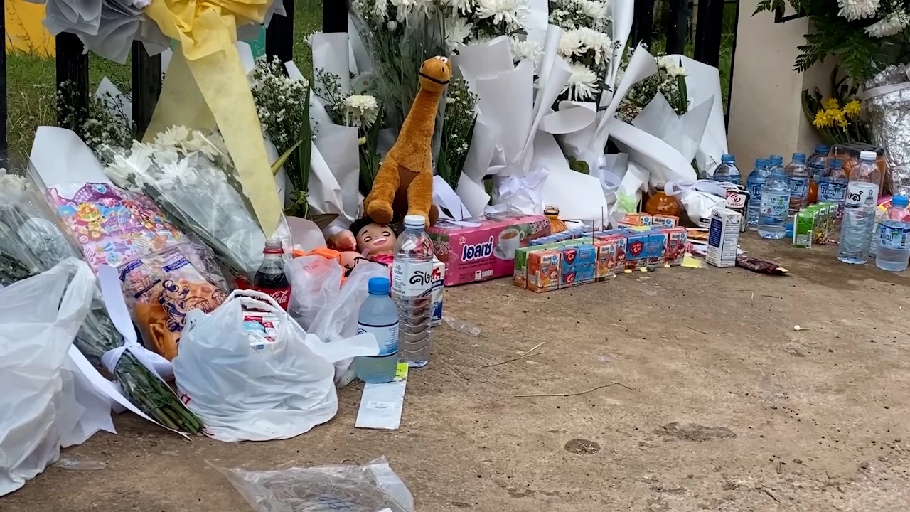 เชิญวิญญาณ “เหยื่อกราดยิง” ญาติสุดกลั้น น้ำตาท่วมศูนย์เด็กเล็ก  (มีคลิป)