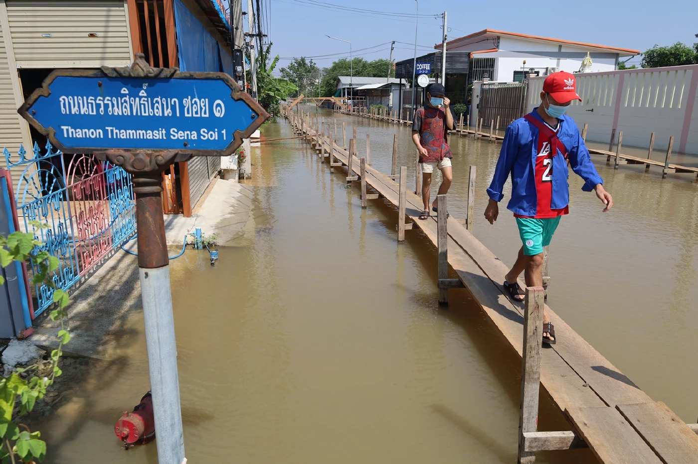 น้ำท่วมอยุธยายังหนัก เทศบาลเมืองเสนา ทำสะพานไม้เชื่อมชุมชนสู่โลกภายนอก