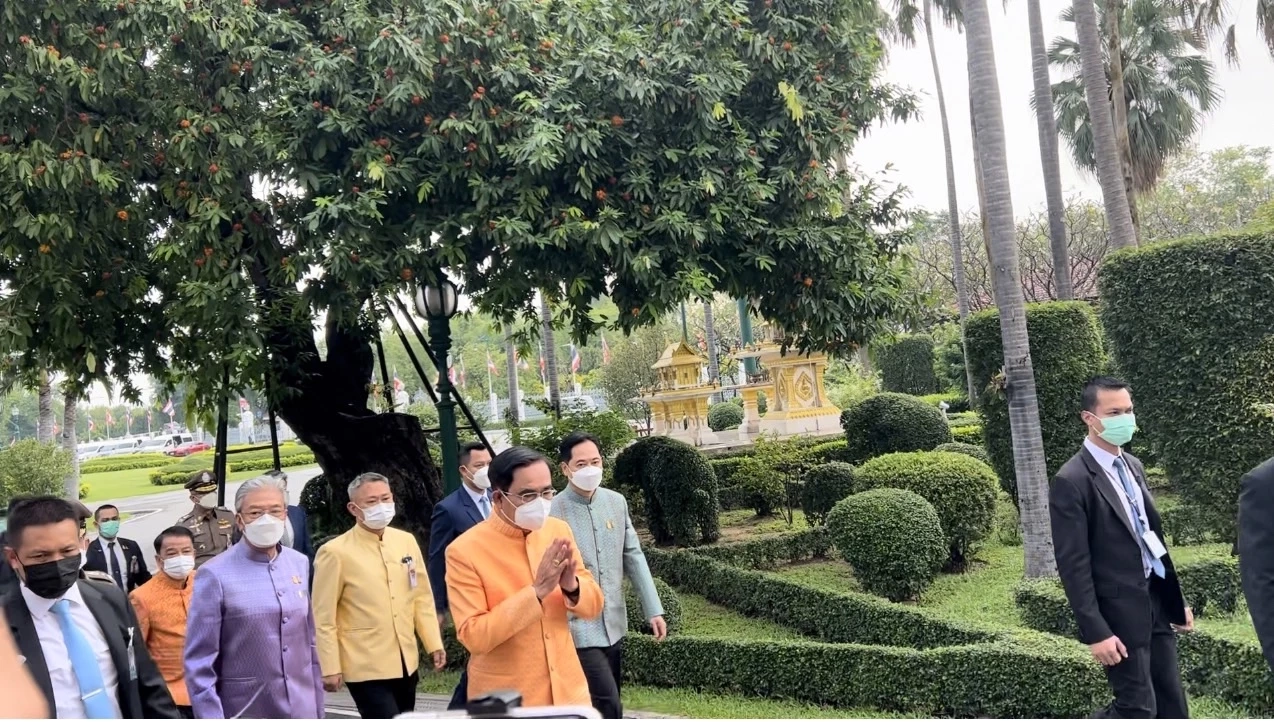 “บิ๊กตู่” นั่งหัวโต๊ะประชุมครม. นัดแรกหลังกลับมาปฏิบัติหน้าที่ (คลิป)