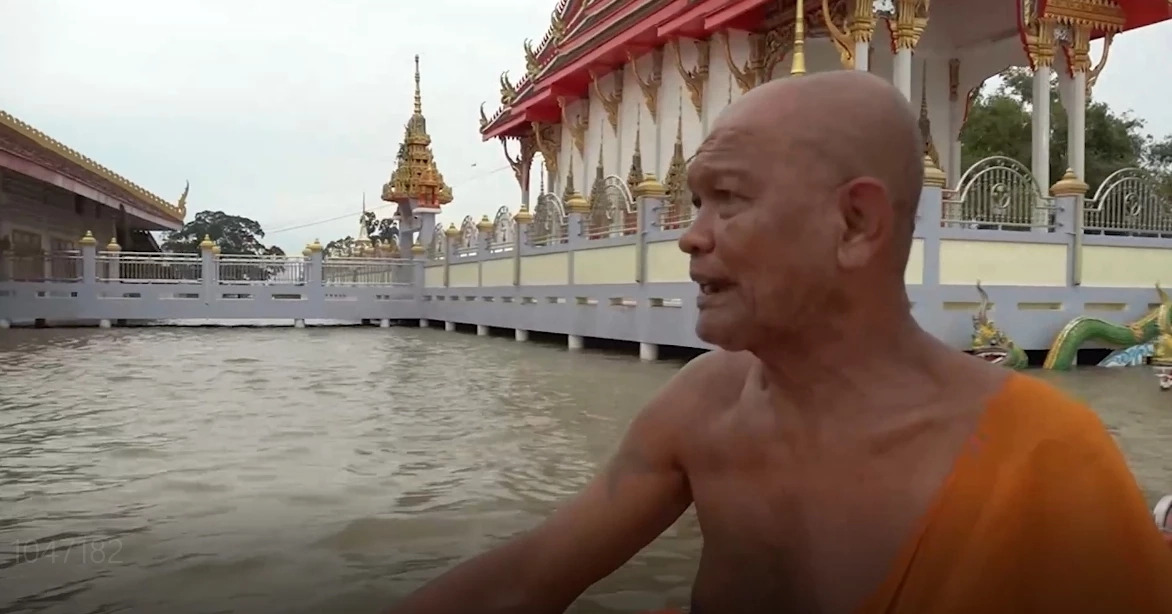 “น้ำท่วมอยุธยา”  ยังอ่วมหนัก “โบสถ์ไม้สักวัดดัง" พื้นระเบิดเสียหาย