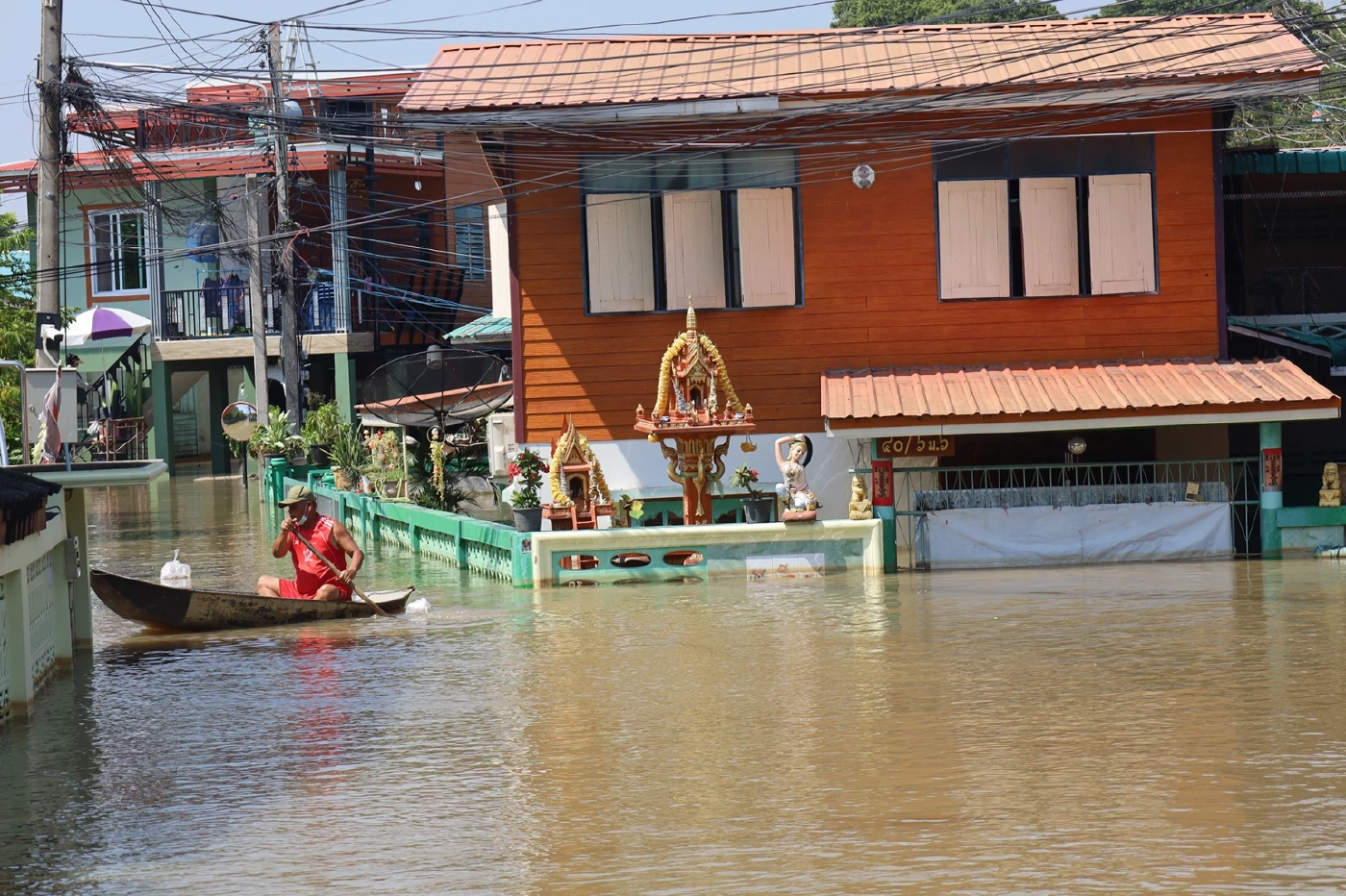น้ำท่วมอยุธยายังหนัก เทศบาลเมืองเสนา ทำสะพานไม้เชื่อมชุมชนสู่โลกภายนอก
