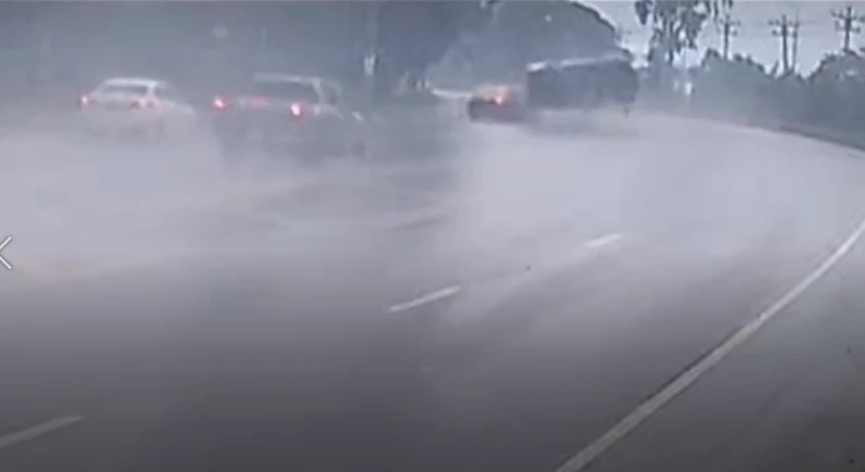 กระบะซิ่งฝ่าสายฝนเสียหลักชนแท็กซี่พลิกคว่ำล้อชี้ฟ้าเจ็บเพียบ (มีคลิป)