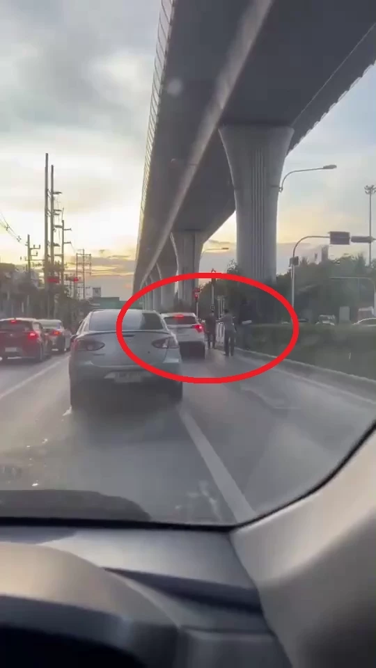 ล่าระทึก ตร.สืบ 7 ยิงยางรถยนต์พ่อค้ายากลางสี่แยก แต่หลบหนีไปได้ (คลิป)