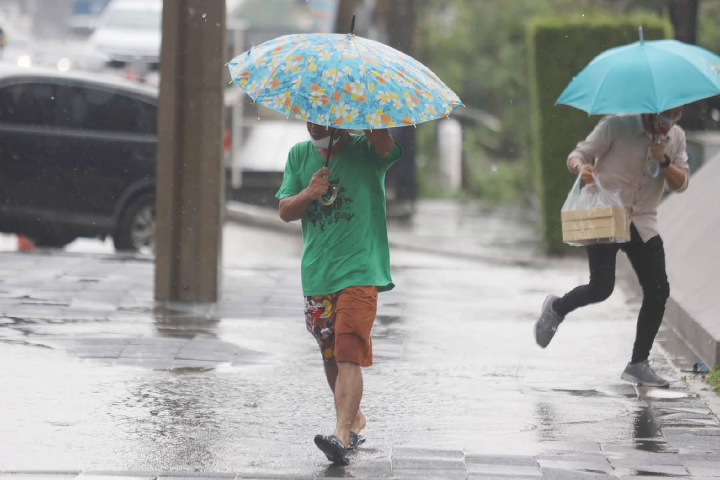 กรมอุตุฯ เปิดพื้นที่ 51 จว. "ฝนตกหนักถึงหนักมาก" อิทธิพลร่องมรสุมพาดผ่าน กทม.ฝน 70%